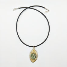 Load image into Gallery viewer, Leaf-shaped Necklace "Emerald"