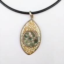 Load image into Gallery viewer, Leaf-shaped Necklace "Emerald"