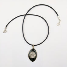 Load image into Gallery viewer, Leaf-shaped Necklace &quot;Black&quot;
