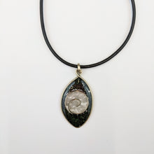 Load image into Gallery viewer, Leaf-shaped Necklace &quot;Black&quot;
